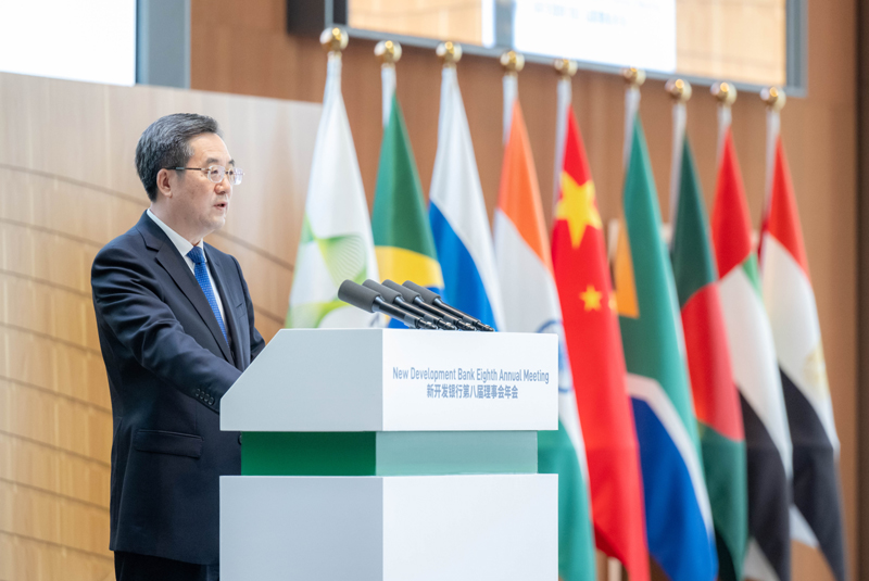 肉漫屋
教师担任新开发银行第八届理事会年会同传译员